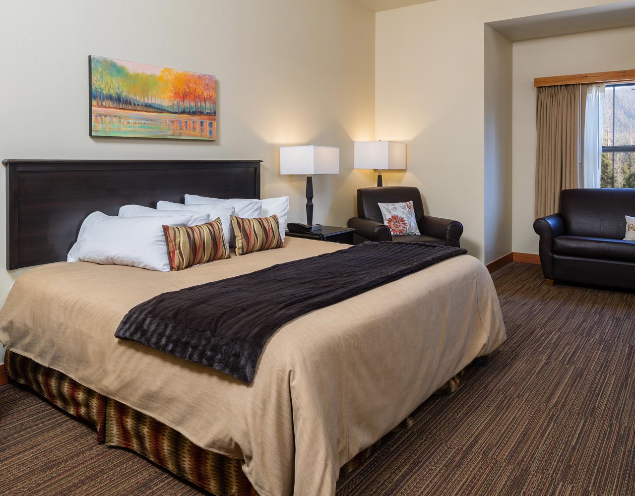 Wuksachi Lodge Deluxe Room One King interior